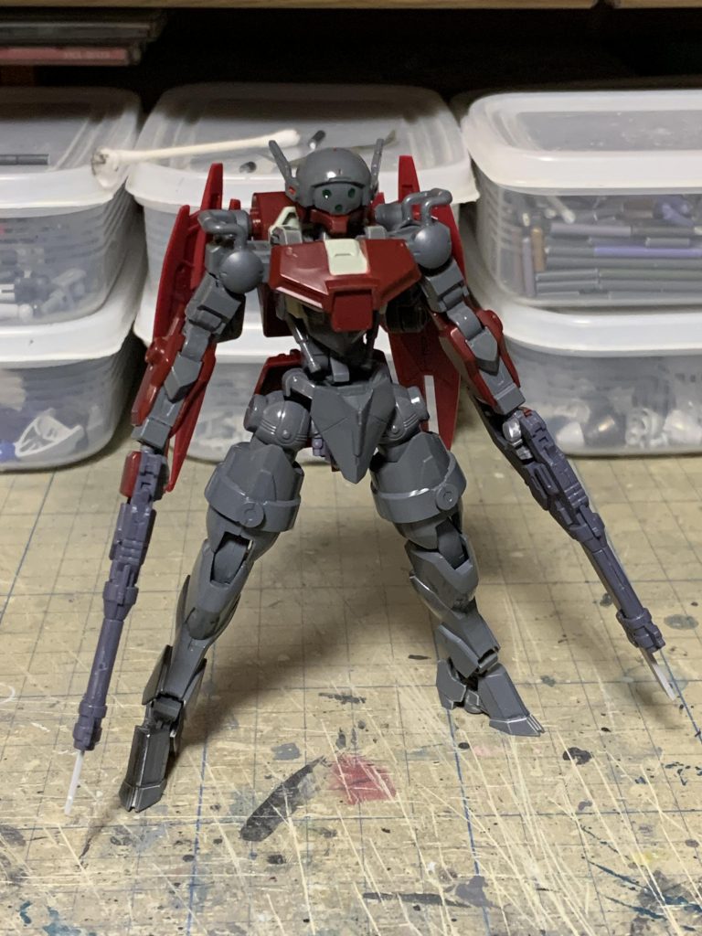 今回はいつもと逆で、外装を塗装せずにフレームを塗装しました。足はフレームと色を合わせる為に塗装しましたけど。今回、ここまでしてから仕事場で雪で滑って右手首を骨折するというアクシデントに見舞われてしまい、ここからしばらく作業出来なくなりました。