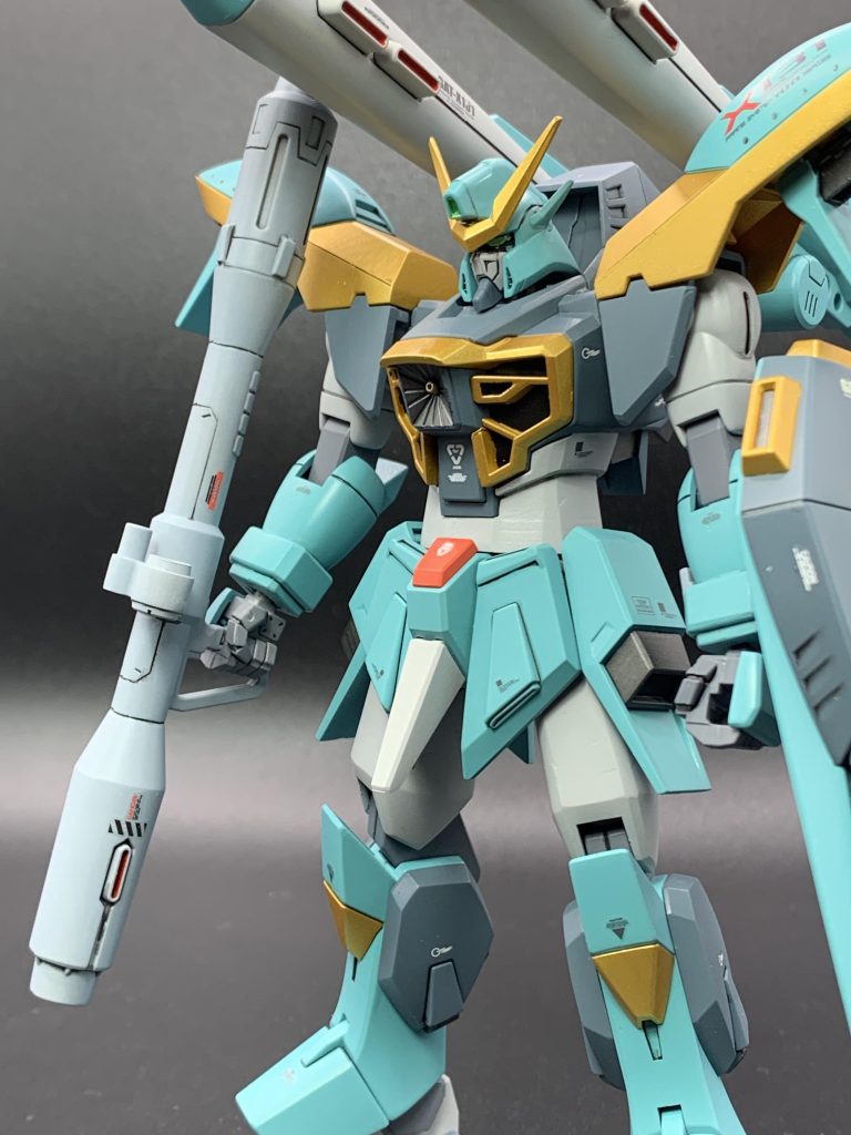 カラミティ本体は腹部と太ももをプラ板で延長しています。