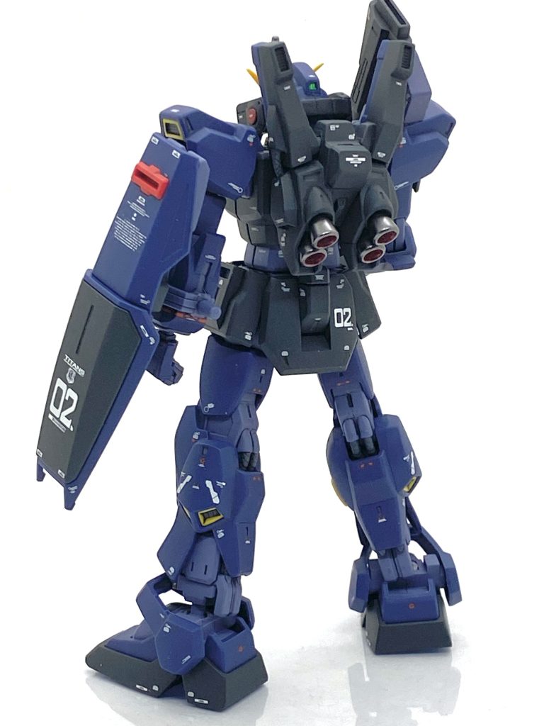 塗装箇所とカラーレシピ脚部、腕部の合わせ目等→(クレオス)旧ガンダムカラーブルー23ビームライフル、バズーカ、バルカンポッド等→(クレオス)旧ガンダムカラーブルー22脚部関節の合わせ目→(クレオス)旧ガンダムカラーグレー11バーニア外部、バルカンポッドアンテナ等→(ガイア)フレームメタリック(1)バーニア内部→(クレオス)GXメタルレッドシールド裏、ビームライフルグリップ等→(クレオス)エクストラダークシーグレー