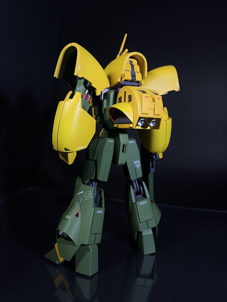 バックショット。バックパックのスラスターの塗り分けが面倒でした。バーニアはいつも通りシルバーで決まりですな。