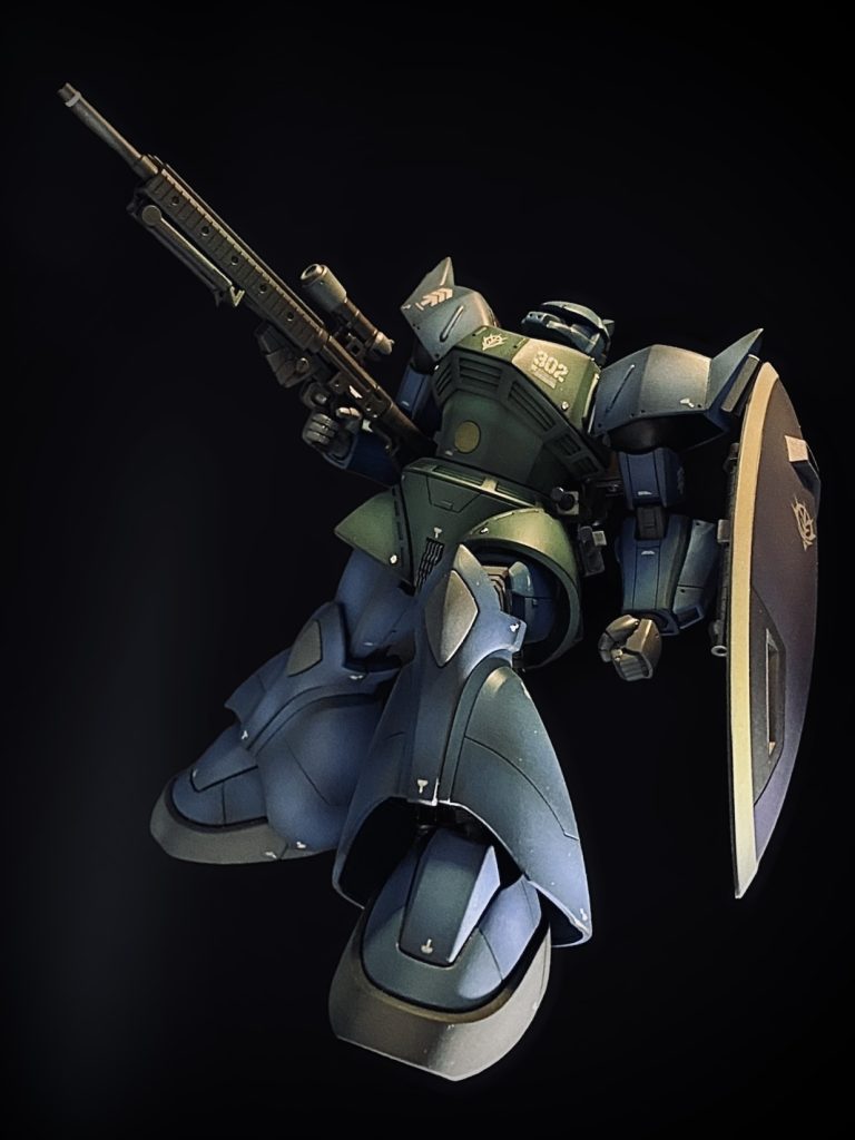 キットはずんぐりむっくりで迫力に欠けるので、腹部で4㎜、太腿で2㎜、膝関節と足首関節で2㎜延長。カラーは適当です💦