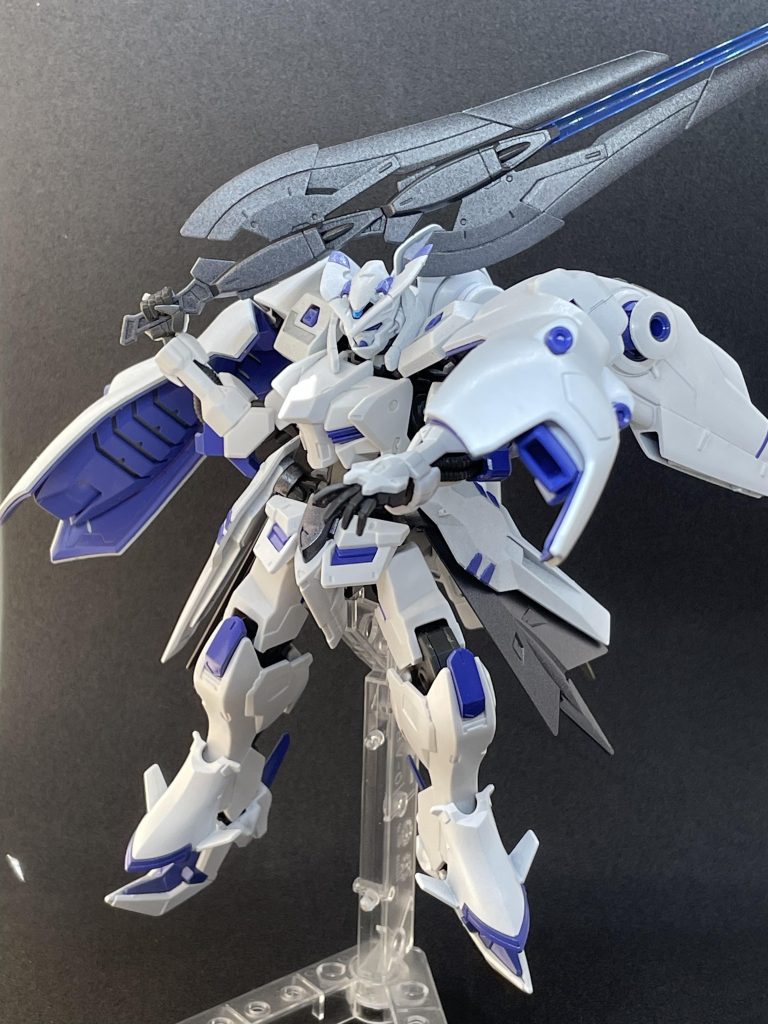 複合連結大太刀:初列風切羽刃(プリマリーフェザー) エイハブパーティクルブレード内蔵の大太刀。2振りを合体させることで、巨大なMAを切り払う。また、刀身の間からもエイハブパーティクルブレードを形成することができる。