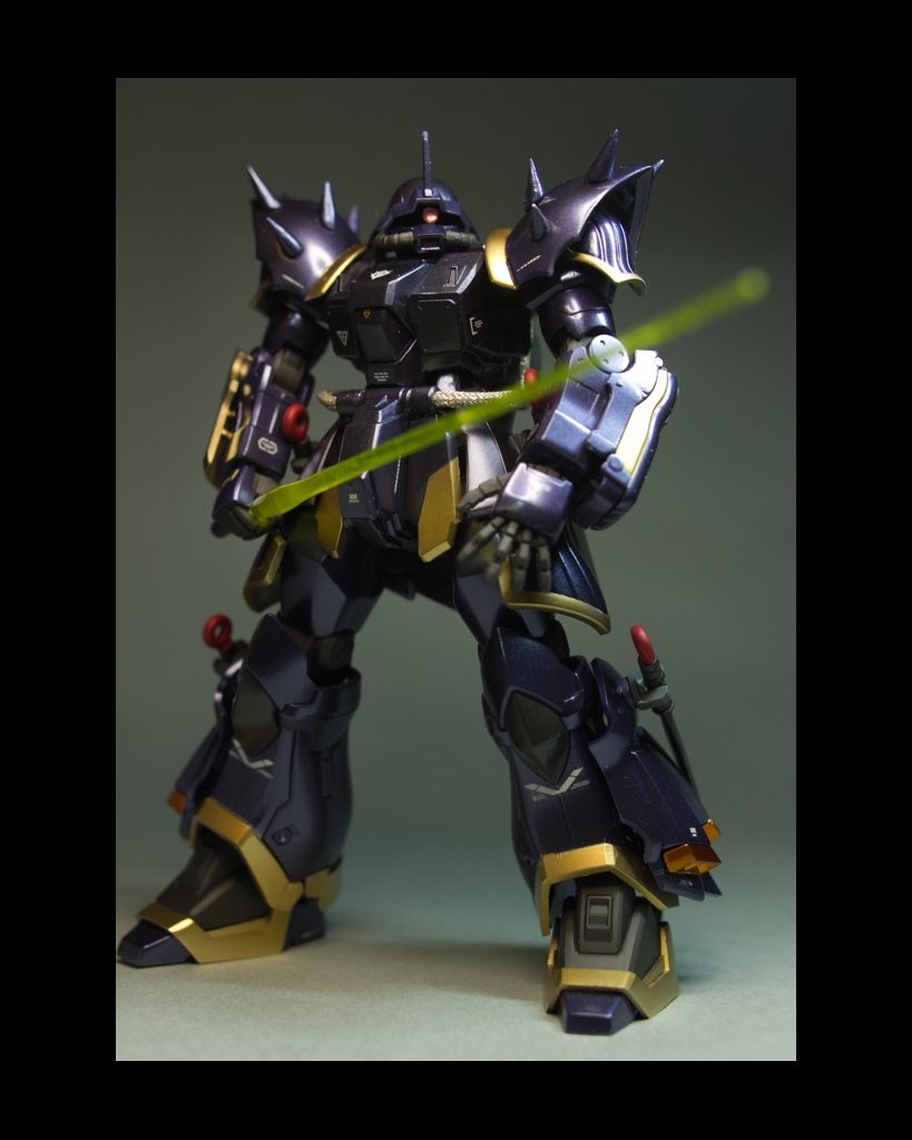 設定にはないビームサーベルを持たせてのポージング