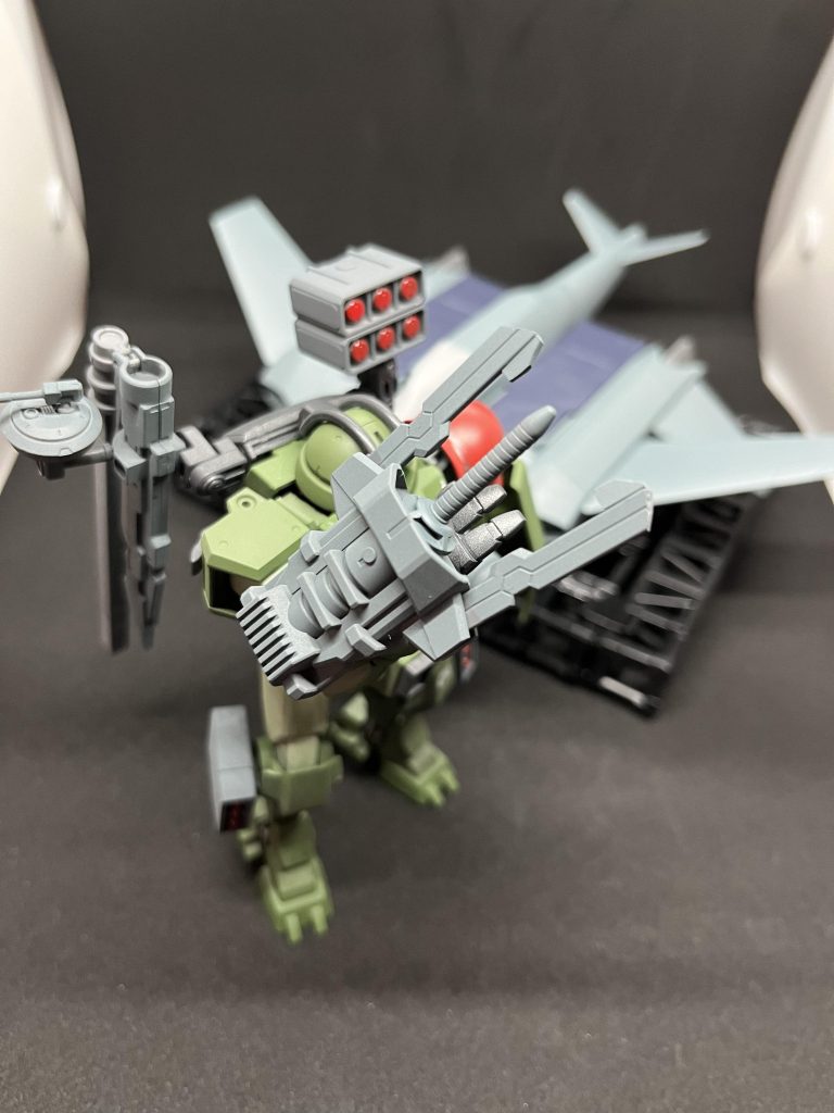 スパロボ30で出てきたパイルバンカー一体型アイアンクローを再現したかったので、カスタムパーツキャンペーンの武装を使用してます。