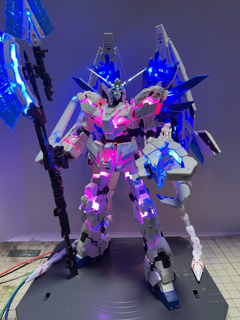 元々LEDの赤色とグリーンも発光しますが、単独では発光させないので、追加したブルーのLEDと同時発光させれば赤はピンクにグリーンは水色にゆらめきなが発光します。