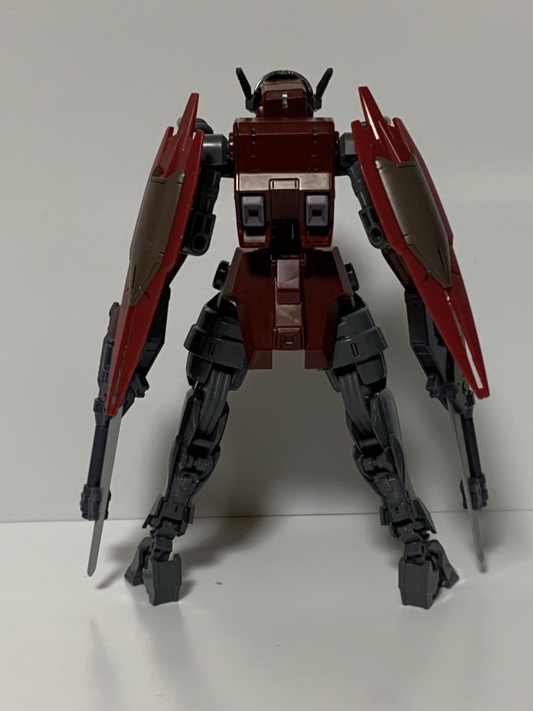 ・機装兵ミザリィ[解説]アルカディア帝国のとあるジャンク屋がレーヴェのジャンクをベースとして有り物パーツで組み上げた一点物の機装兵。レーヴェがベースとはいえ元々ジャンクの塊であるので、組み上げた直後の機体性能はレギオンとギリギリ同等程度であった。この機体は傭兵となったばかりの”不吉を連れ歩く”ネビュラが購入し、ミザリィと名前を付ける。以降は彼女の愛機として戦場を駆り、その中で幾たびか改修され、最終的な基本性能は純正のレーヴェとほぼ同等となった。それからさらに装甲を削って軽量化した事と機体背面にグライデンパックをデッドコピーした推進装置を装備した事で高い機動性を持つ。その分とても扱いづらい機体となったが、ネビュラは強い拘りを持ってこの機兵をよく使い込み、今では難なく操ってみせている。いつかあの人の隣に並び立てるように。・装備○拳銃型機銃剣ハンドガンタイプのガンソード。格闘と拳銃を使った近接戦闘が得意なネビュラにとって扱い易い武器であり、ソード部分で防御を行いながら接近し、砲で関節を撃ち抜いて相手を無力化する。○グライデンパック(デッドコピー)ジャンク屋がどこからか入手したグライデンパックの設計を基に作ったデッドコピー品で、操作性の劣悪さそのままに出力は本物のグライデンパックに劣っている。  