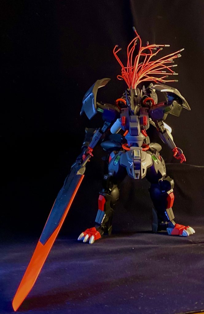 基本的にはダリルバルデをベースにし、目につく場所の改造としています。配色はグエル機のものを反転させたような感じで。また、いつも通り禍々しさを強調して作っています。(コル・レオニス)とは獅子の心臓のラテン語。獅子座の一等星、レグルスの別名です。