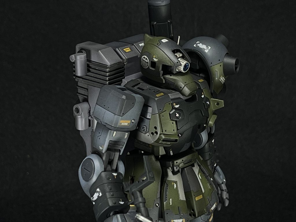 スジボリやリベット打ちのイメージとしては工業製品感というか、そんな感じをイメージしてますが、これは割と常にですね。最近の作風になってきている感じがします。ここで誰にも伝わらない自分だけの大好きシリーズなんですが、右胸は追加装甲、左胸はフックかけとなっているこの左右非対称な感じ、たまんないんです。