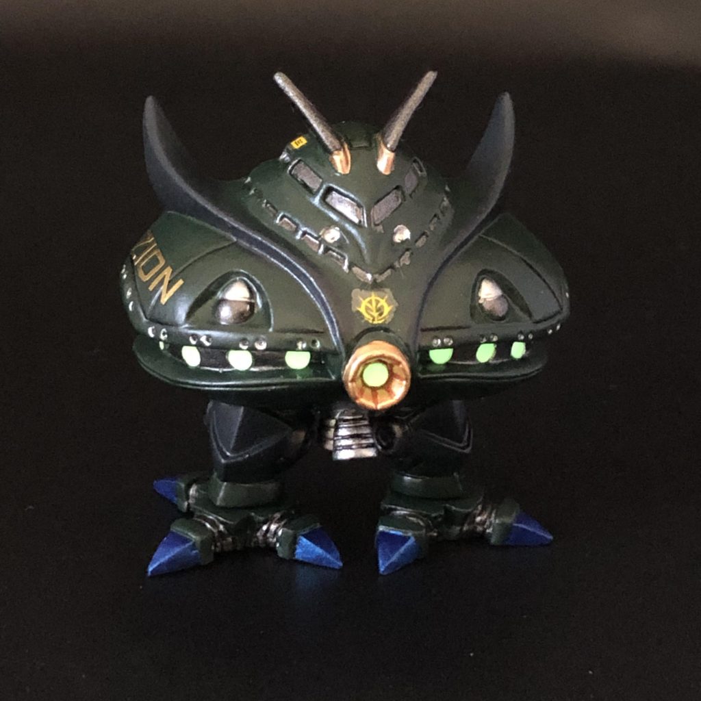 【SDガンダム フルカラー】の改造は、パーティングライン除去と、繋がっていた足を切り放したくらい。メガ粒子に蓄光テープを貼ったので、UVライトで光ります。