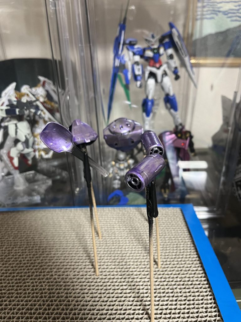 クリアカラ塗装3回目。中々色が出ないと思ったら、間違って希釈して塗ってました。