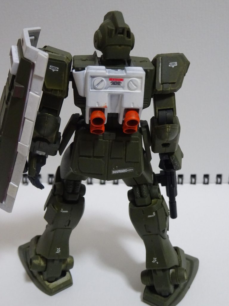 背面　バックパックは白色でスラスターはオレンジ。前回の機体と同じ配色です。