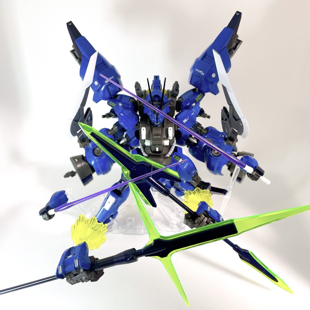 - ブースター&ドローン展開 -バックパックのブースターは漏影から拝借。サブアーム、大型アームの拳部分はドローンとして射出も可能です!ダリルバルデ本来のドローンと比べると数は減っていますが、その分本体と各ドローンの性能は上がっているという設定です。