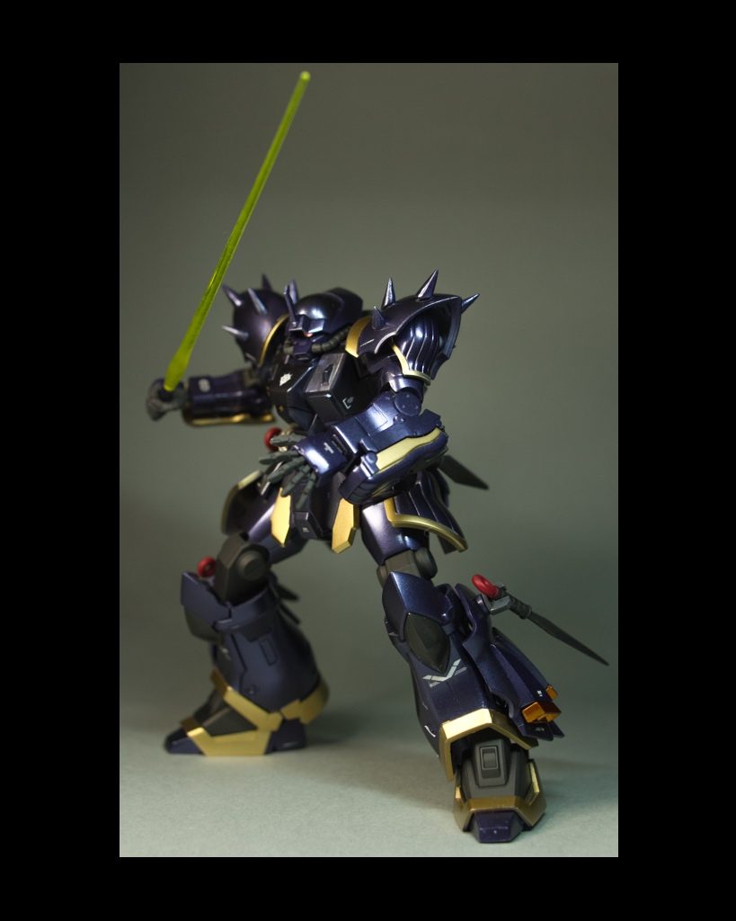 ビームサーベルを持たせてのポージング