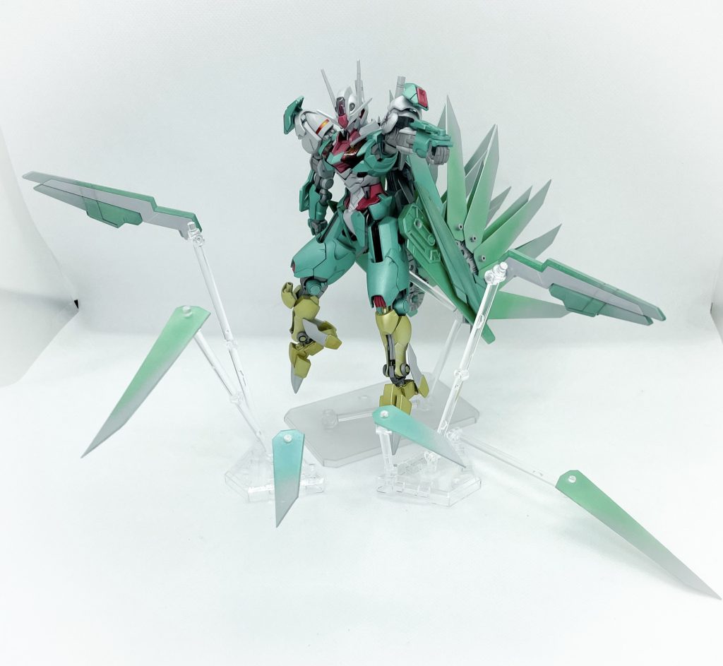 ビット展開エスカッシャンとアエロプースを同時運用する事でオールレンジ攻撃のバリエーションを増加可能。しかし同時に運用できる上限数はベース機と変わらない為、戦況に応じてそれぞれの割合を考える必要がある