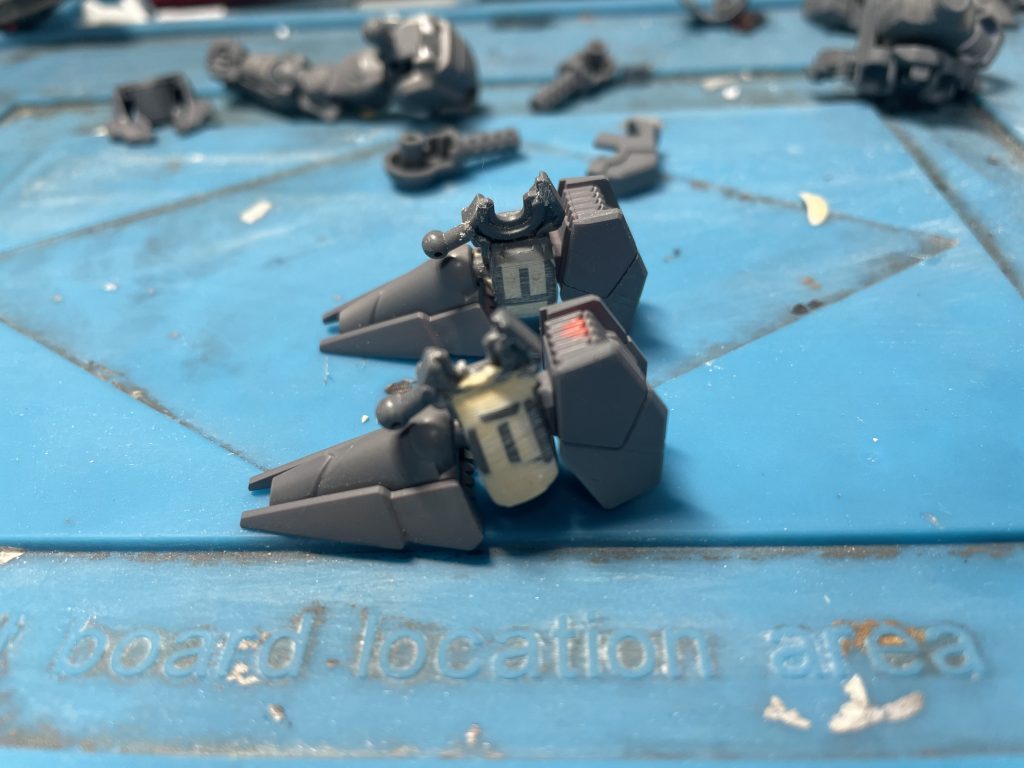 隙間が結構あり気になってたので、パテ埋めしてます。