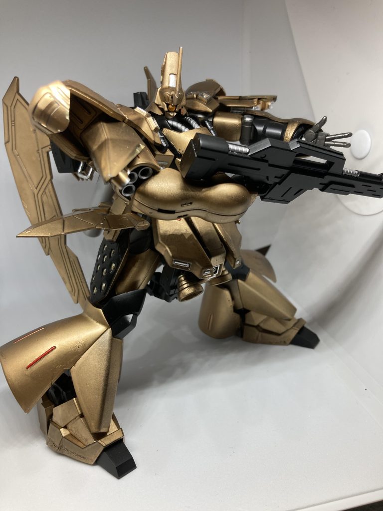 背部のファンネルを無くした代わりに腰の両サイドに小型ファンネルを設置。