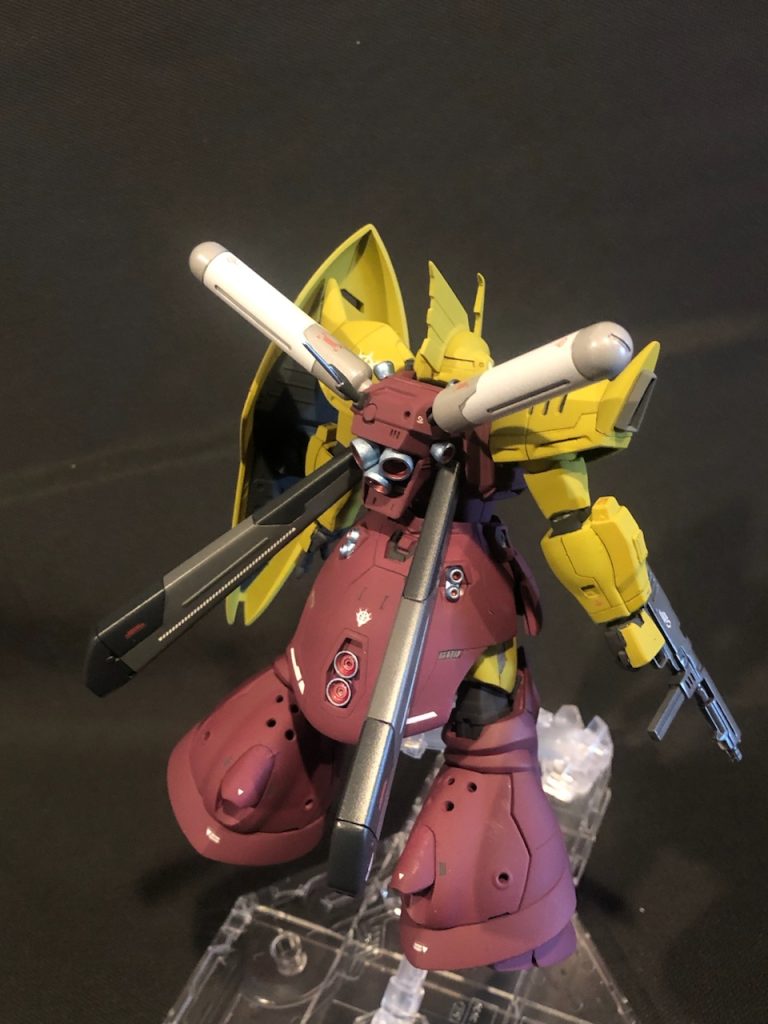 主な工作首と胴の延長。胸パーツを大型化、ダクトを変更股関節を下にずらし、膝関節にプラ板を入れて足を長くすねを広げ、それに合わせてひざのひし形パーツを大きくスカート(前)の延長&幅を広く、スカート裏のディテール追加、スカート後との合わせ目に段差をつけつつ離し、ふんどしを大きくスカート(後)も延長、内側にディテール追加と3連バーニアの間にある余分な部分をカット、外側のバーニアに繋がるエネルギーパイプを追加ひじ、ひざ関節パーツにプラ板でディテール追加とマイナスモールドふとももの丸みが好みではなかったので、角のある形に変更ショルダーアーマーはマイナスモールドを入れ、スリット穴あけ、内側にディテール追加をしチョイ見せ、胴体側に接合部品風のディテール追加肩(鎖骨あたり)をプラ棒でボリュームアップ足の甲にスリットが入る様プラ板追加加工、手の甲に本体色(黄色)のパーツ追加ビールライフルのエネルギーパイプ・コードをディテールアップパーツに変更各部にスジボリとマイナスモールドすでに1/144では無い