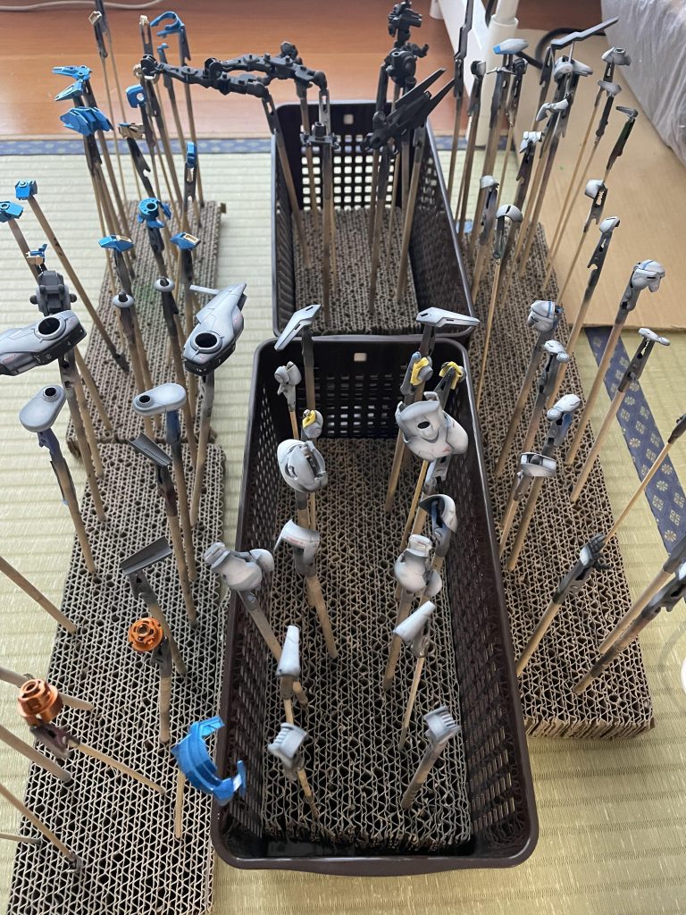 デカールを貼り付け後メタリックには光沢で白パーツは艶消しで各コーティングをしました。