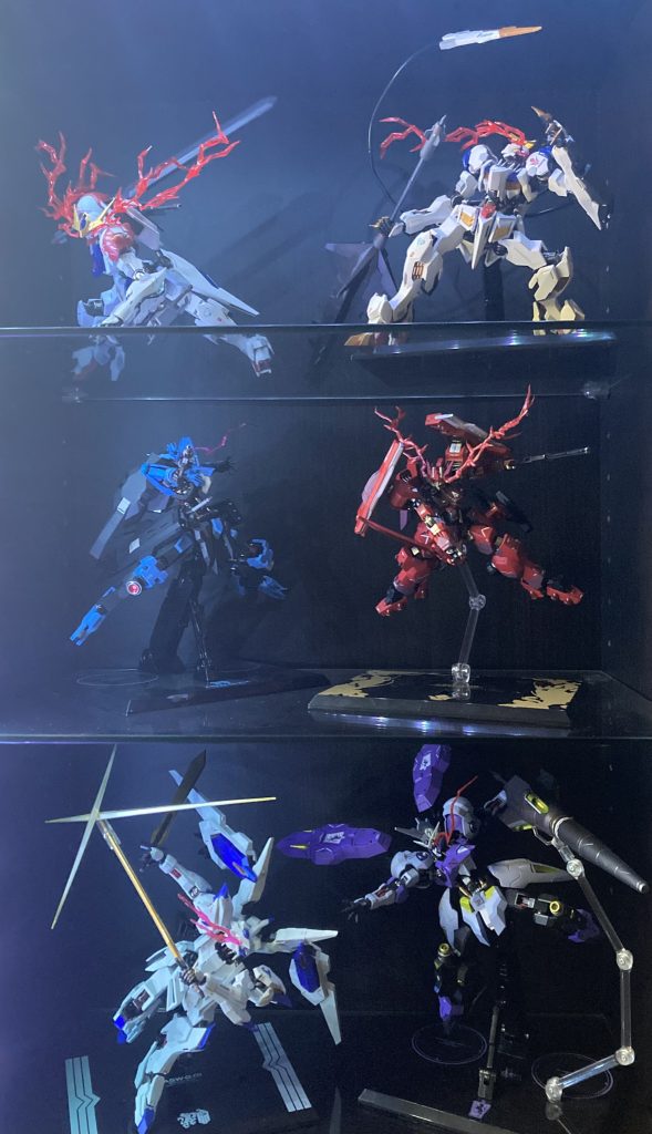 メタロボ達と並べてみましたサイズはHGよりメタロボの方がデカいんですが、眼光エフェクトのおかげか並べてもそんな違和感ない気がします(台座はルプスのを借りてます)