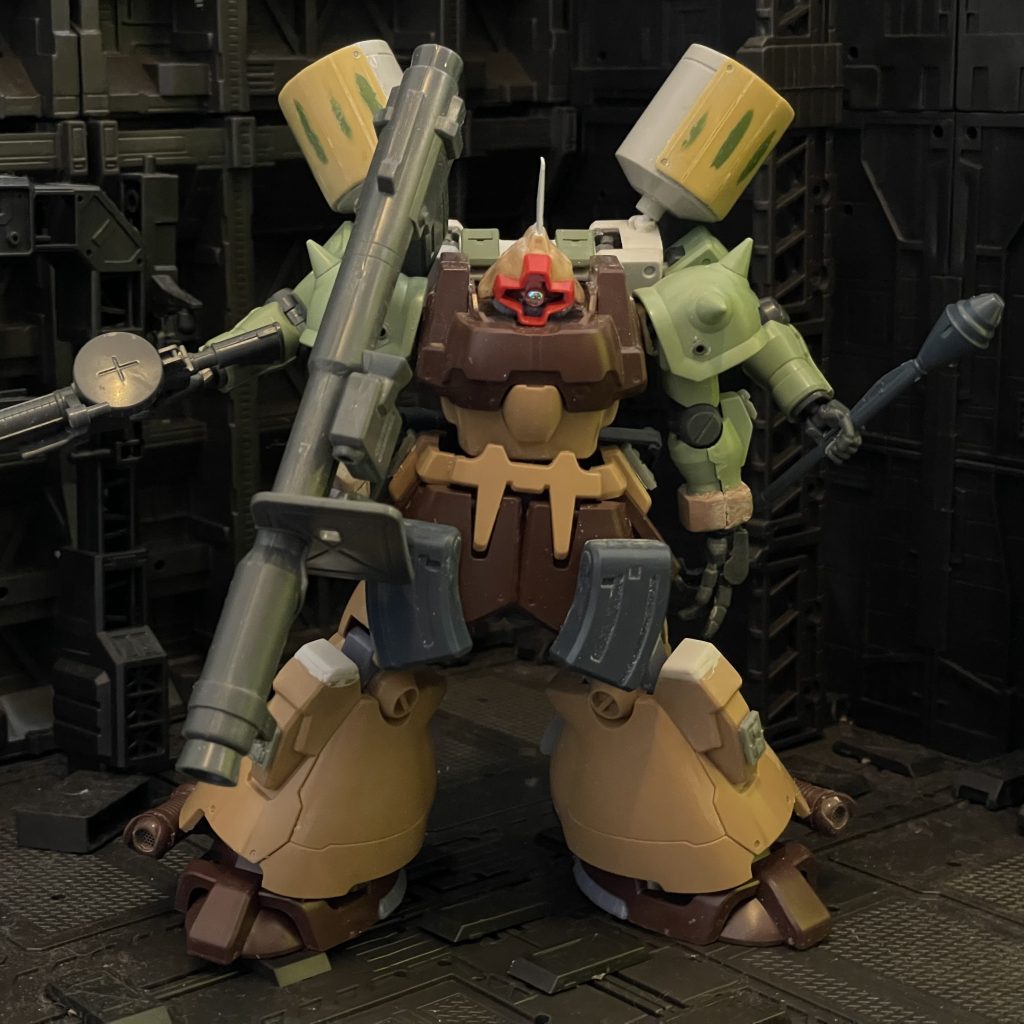 モノアイをボールジョイント接続にして、燃料消費が増えただろう機体ですのでプロペラントタンクも増設です。リアヘビーなので爪先には大量に釣り用オモリを仕込んでます。