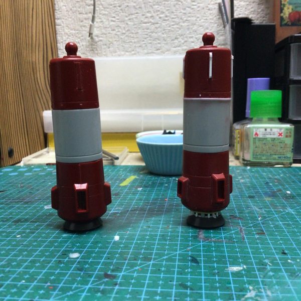 前方の赤いプロペラントタンクはBB戦士ネオジオングのタンクパーツを上下に切り分けてから真ん中にwaveのプロペラントタンクを挟み込ませて作っています。後方のプロペラントタンクはα・アジールのタンクパーツに若干手を加えた物です。（3枚目）