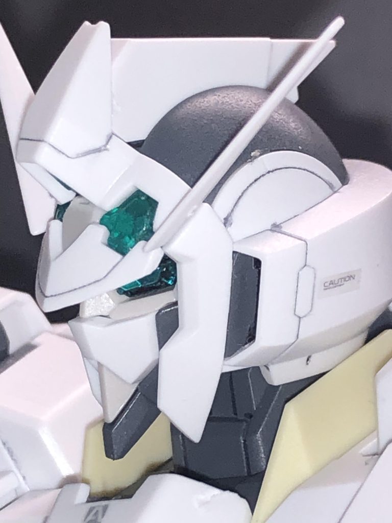 原作アニメのタイトルバックを意識して横顔撮影。歴代ガンダムでもシャープでかなりハンサムな部類に入る顔立ち。