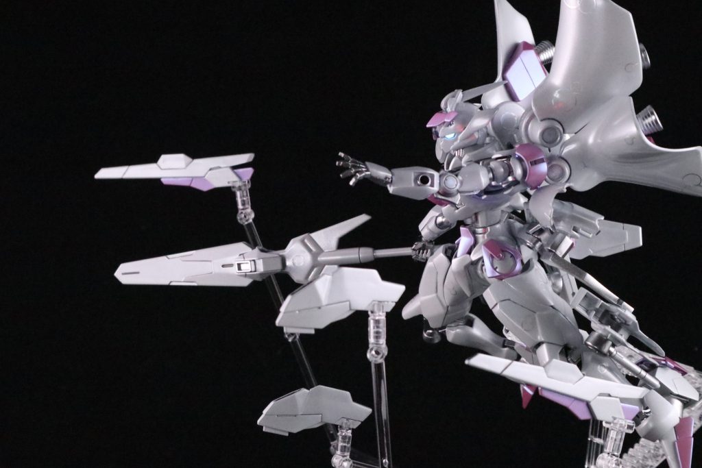 ガンビット結構悩みましたが、接続の兼ね合いもあってビットそのものはいじってないです。このウェポンディスプレイベースの都合上エアリアルをベースにしたほうがいろいろ楽しめたかも…エアリアルはビットあってもなくてもデザイン完成されててすごい。