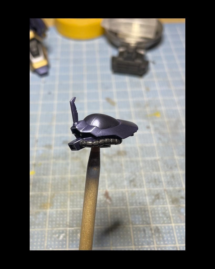 黒を下地と考えてメイン色のパールマーズダークブルーを少しずつ吹き付けてこの様な感じで色分けをしてみました。