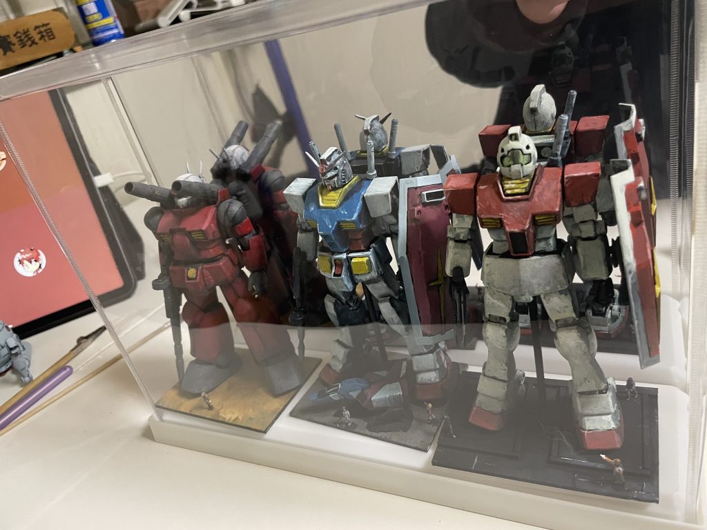 連邦3機並べたケースの上の方に配置しようとしてましたが、思ったより大きく無理でした。残念。