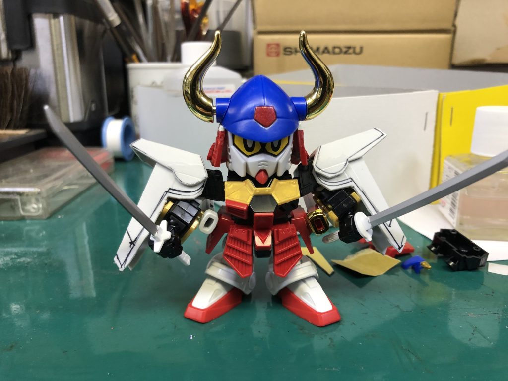 と言う事で、BB戦士の兜とLGBBの武者頑駄無の兜をくっつけてパテで隙間を埋めてみたりしてみたらいい感じになったので、その方向で進めてみました。