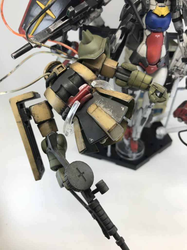 ザクすら軽々持ち上げてMK-Ⅱに続き融合しようとしているパイロットのハマーン様は既にコクピットで触手に侵食されお亡くなりに…はい、このザクは以前股関節がポッキリ逝ってお亡くなりになったザクです…使い道あって良かったね🙄ザクの股関節が折れていなかったら、このジオラマは思いつかなかったでしょう君はこの為にわざと股関節を折ったのかな?