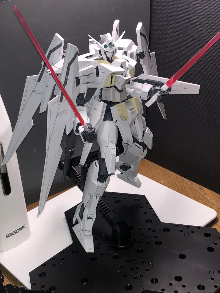 二刀流の格好良いポーズ思いつかないですね(汗💦後この機体、四枚羽が肩に直接接続されてるのでスタイリッシュなフォルムではありますがポーズを考えるのに難儀します。