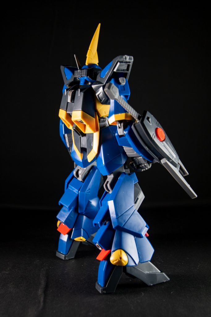 サイトバック:外れてしまっているが、ビームライフルのケーブルは腕の突起物にはめ込む。胴が細身で、足はそれと同様クラスでデカい。