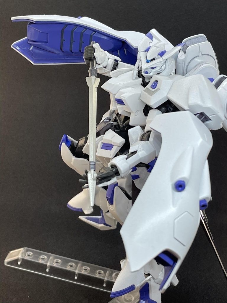 刺突剣:次列風切羽刃(セカンダリーフェザー) MAの随従兵器に対応するための細腱。随従兵器を破壊する以外にもMAの装甲の隙間や関節部、モニターへの攻撃に使用される。投擲に使用されたとの記録もある。