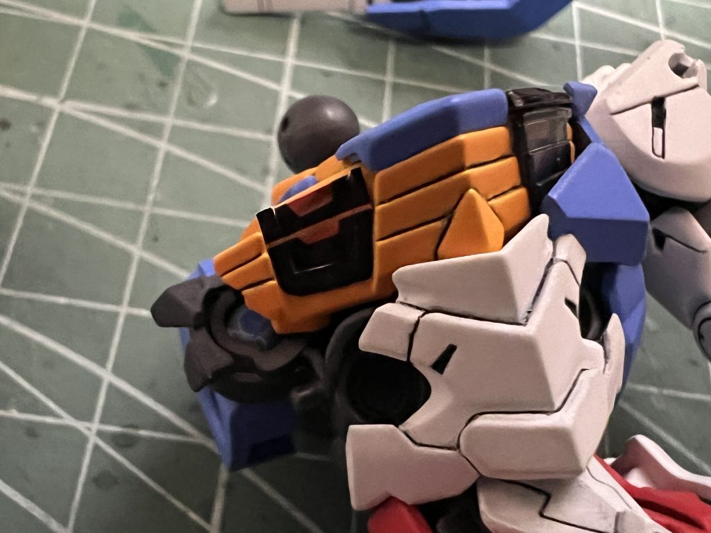 胸の下側のクリアパーツの下にはSDEXの同じ場所のシールを貼っています。外側ごと貼り付けると上手い具合にハマりますw