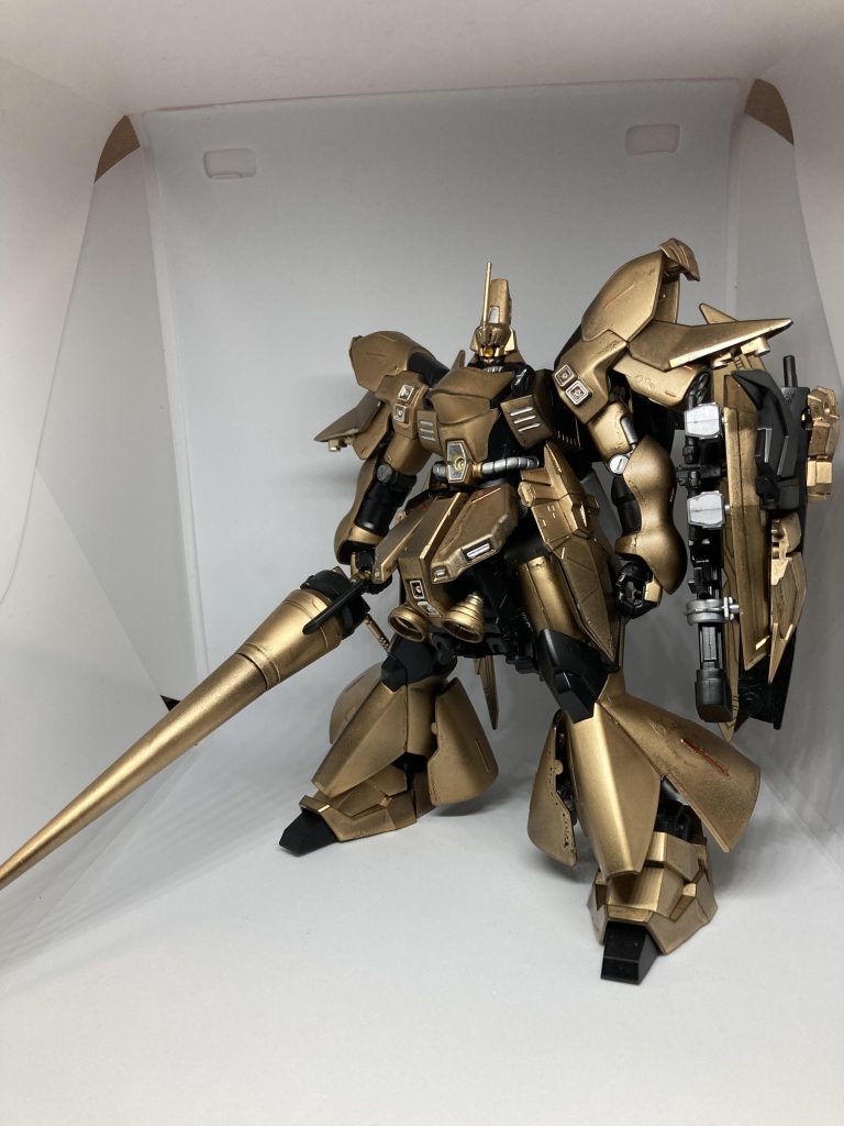 シャアと言えば赤と金。短絡的に金色にしました。ランスを持たせて、シールドはオリジナルで内部にビームショットライフルをマウントできるようにしました。