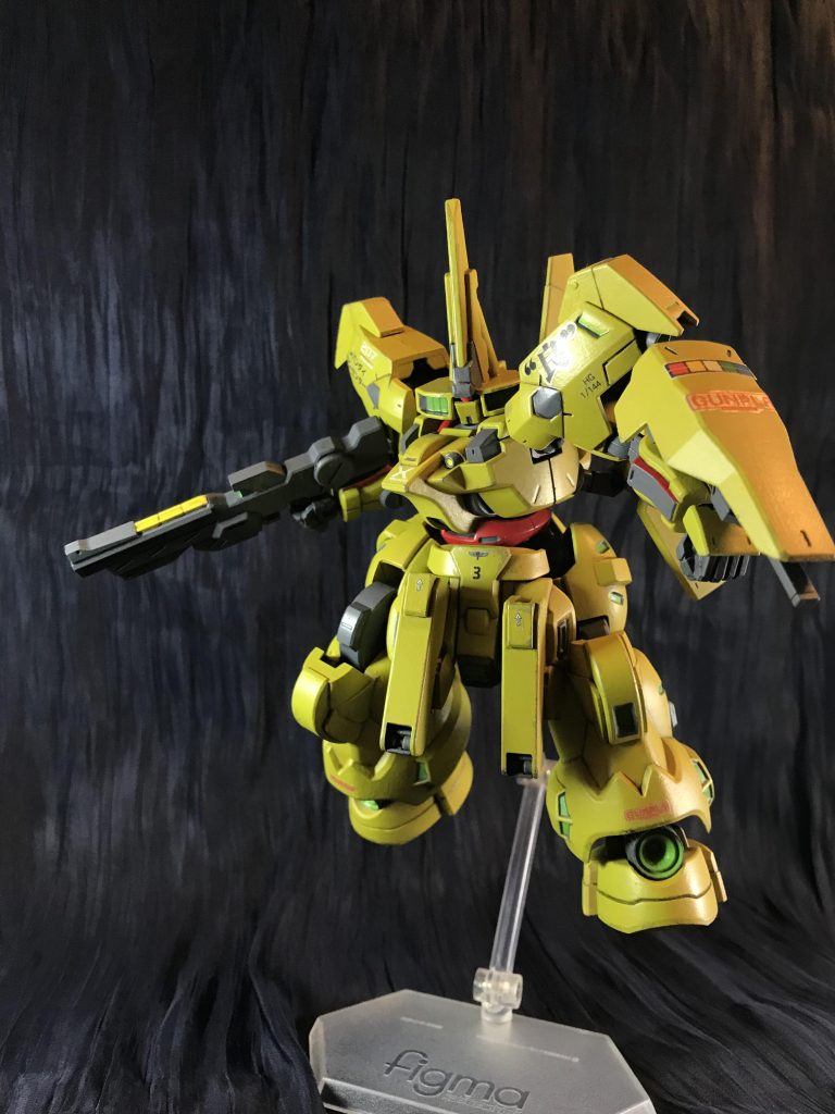 だがそれが不味かった。ある日、白い制服はホルダーの証であると生徒から意見され、白い制服をかけてスレッタ・マーキュリーと決闘する事になり、天才の自信から調子こいて適当なカスタム機で相手した所、案の定コテンパンにやられてしまう。因みに前世の記憶から「赤くて尖ってるものが怖い」と言うギャグ属性が付与されているようだ。シールドを装備しているのはその心理からである。