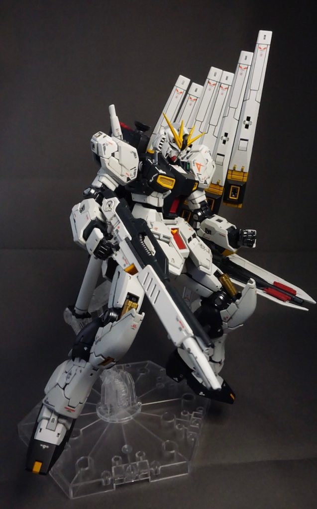 RGなので外装の白が3種類ほどに分かれてるので塗装時の管理が大変で実際に間違えたりしてました💦もちろん内部フレームも塗装してます。改修は脚部のシリンダーをアルミ棒に変更したのとバーニアにHi-Qパーツを使用したのみです。