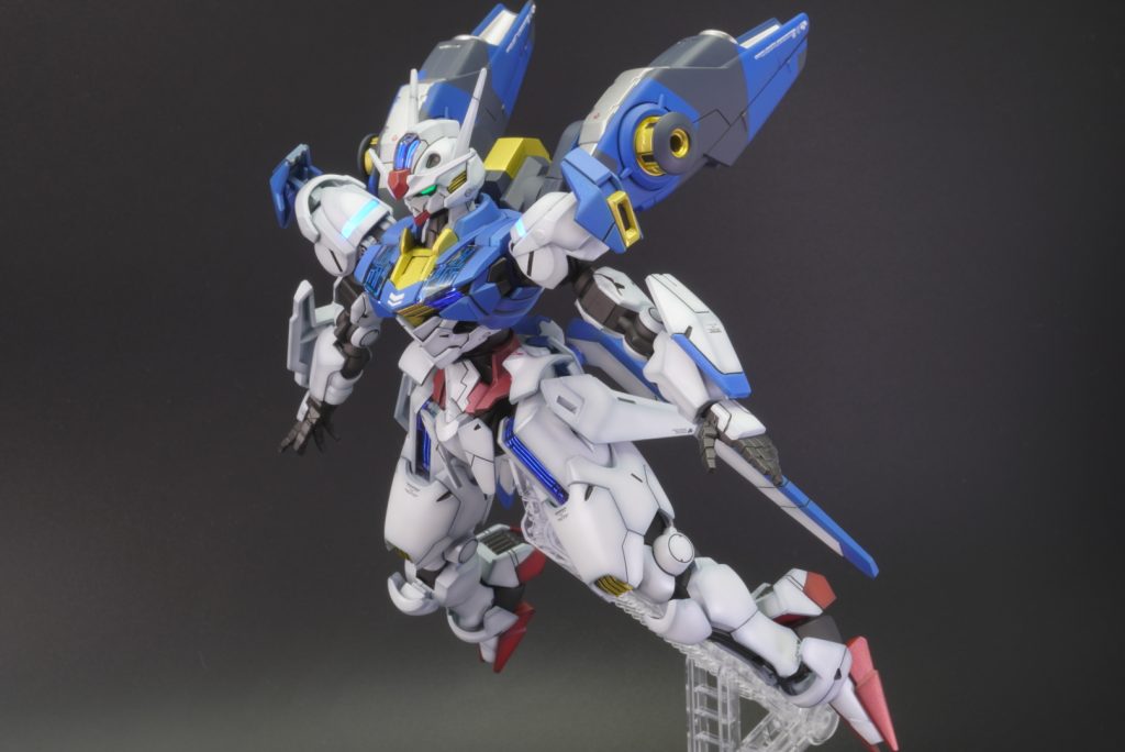 フライトユニットは、通常カラーだと浮きすぎるので、青を利用してスプリッター迷彩にしグレーの部分はあえてシルバーで塗装しました。