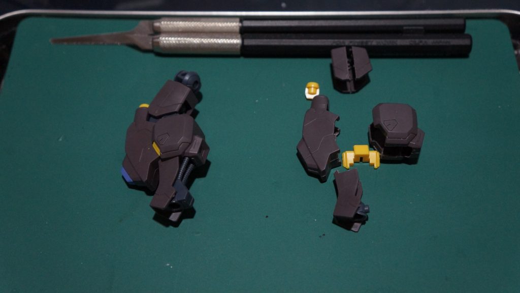 脚部も外装でフレームを挟み込んでしまうので、後はめ加工が必須で、外装を3分割することで、それぞれをフレームに後からはめれるようにしています。若干知恵の輪のようにしないと入らないですが…。