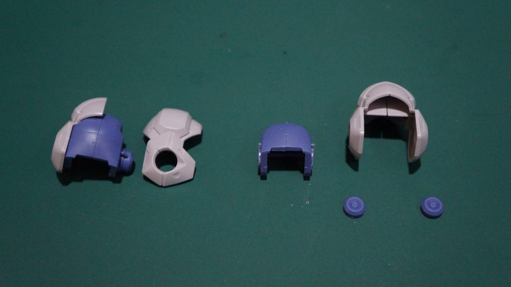 肩部は内側のパープルの部品の丸い突起を切り飛ばし、後はめできるようにしました。