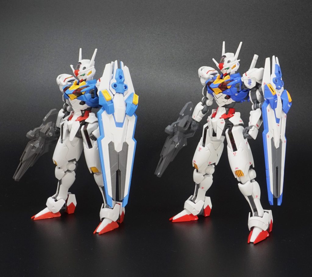 素組（長男作）との比較です。腹部2mm延長と太もも付け根部品の左右入れ替えにより、全高を高くしています。前面の色分けは素組でも成型色でほぼフォローできています。
