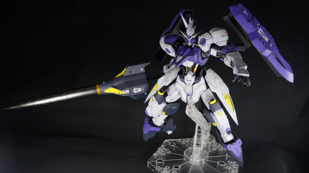 胸部などのパープルの部分も黒立ち上げによるグラデーション塗装としています。黄色部分もグラデーションにしましたが、いまいち目立たないですね。