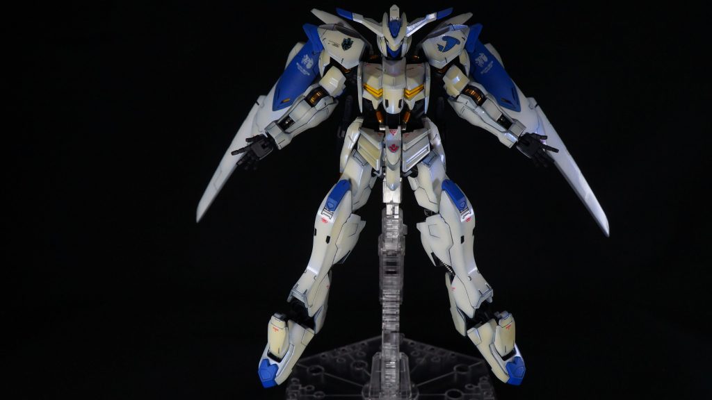 鈍器で殴りあう世界観から、バルバトスなどは泥臭い印象がありますが、バエルだけは神聖で神々しい印象があったので、青白く輝くパール塗装で仕上げることにしました。