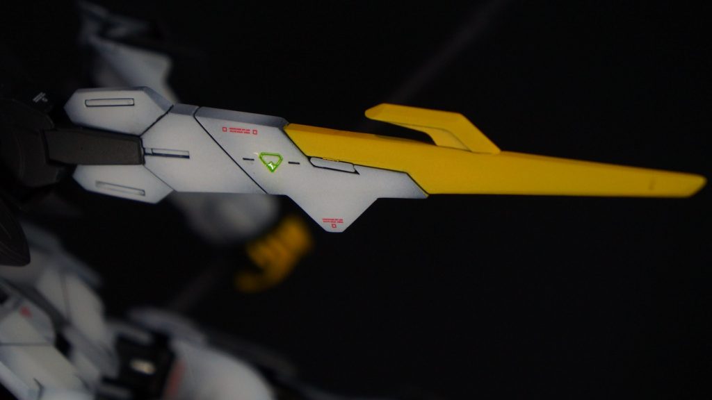 バックパックの合わせ目消し、塗り分けも行き詰まる一因でした。テイルブレードの付け根を組んだ後に合わせ目を消す必要があり、塗り分けが難しいな、後ハメ加工できないか…と悩みましたが、答えは出ませんでした。結局、合わせ目消しを諦め、配色も本来白ですが、フレーム色にすることで簡単に仕上げる道を選びました。