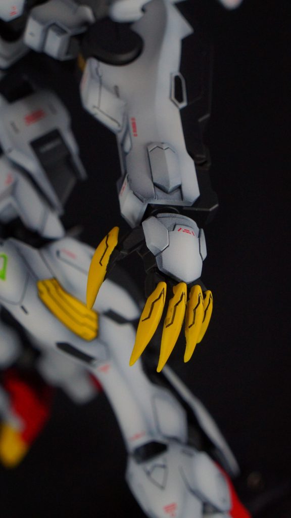 学生時代にガンプラ作っていた頃はほとんど改造などしたことがなかったので、初めてシャープ化に挑んだのが、この指先になります。ランナーを接着して先端を伸ばし、シャープ化しています。黄色の塗り分けは悩んだ末にマスキングゾル改を買い、使ってみましたが、なかなか使いやすく、難しい部分のマスキングには向くのではないかと感じました。