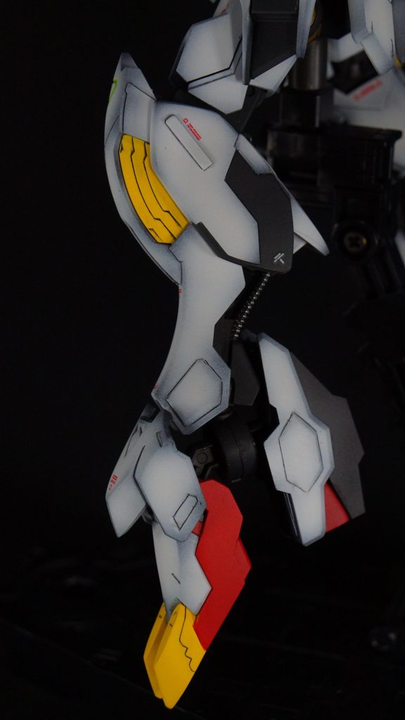 ふくらはぎにスラスター？のようなエッジの甘いディテールがありましたが、気に入らなかったので、削り飛ばし、とりあえずプラ板を貼り付けてみました。かなり適当ですね…。