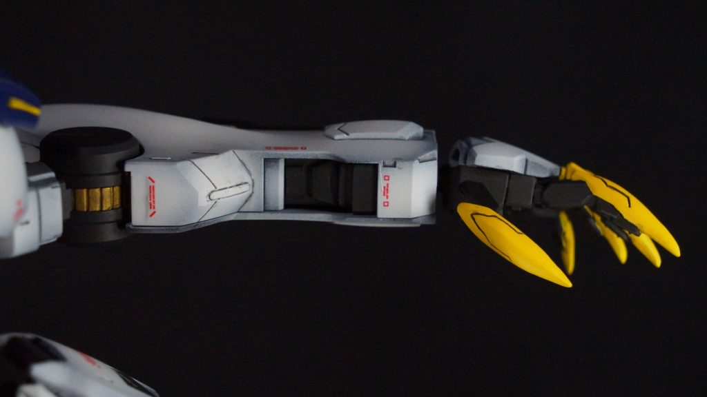 手首のフレームが露出した部分にある動力パイプの造形も気に入らず、削り飛ばしたのはいいものの、どうすればいいか、答えが出ず、5年間積む一因となりました。結局プラ板をペタペタ貼って、ごまかしました。