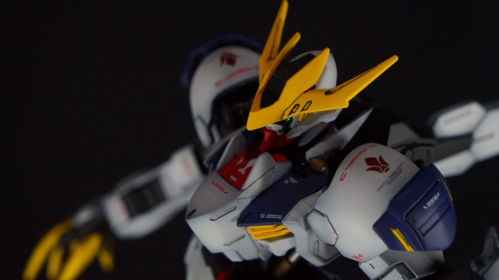 同様に5年ほど積んでいたケンプファーと同時制作し、同じように外装の白い部分は黒立ち上げのグラデーション塗装としています。わざとらしく黒を残しており、ウェザリングしたような雰囲気もありますが、バルバトスならば許せるか、と納得しております。