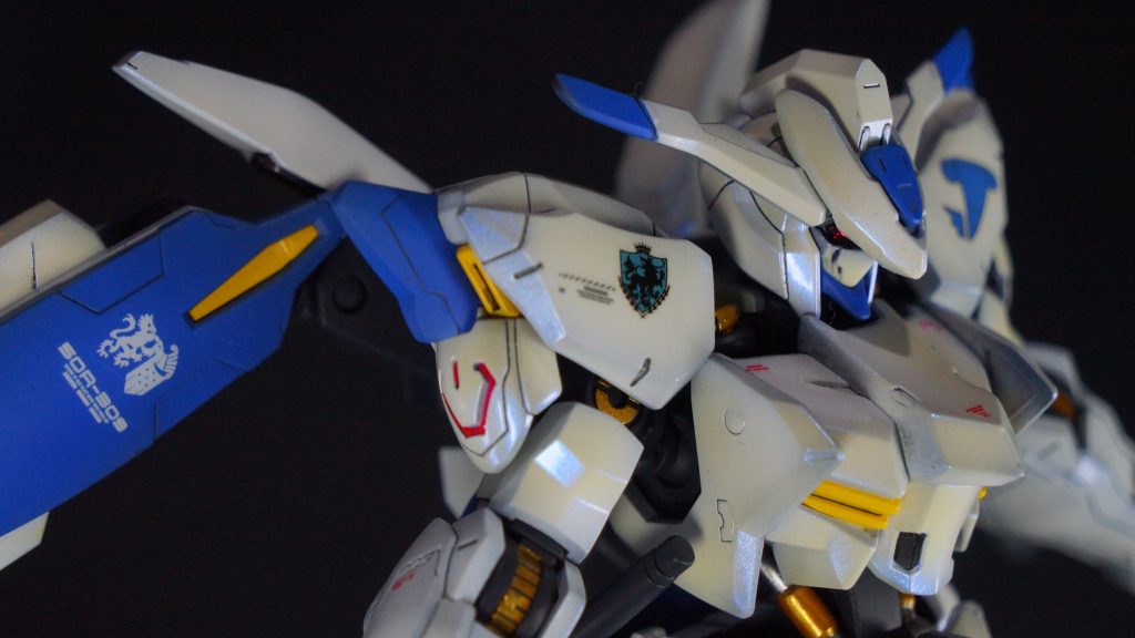 外装の白い部分は、ガイアノーツ サーフェイサーEVO ブラック→Mr.Color GX クールホワイト（グラデーション）→Mr.クリスタルカラー サファイアブルー→クリアートップコートの順で塗装しています。光沢塗装は経験が少なく、パール層を塗った際に希釈が濃すぎたため、表面がざらざらになってしまいました。クリアー塗装後に軽く磨いたりして、若干ましになりましたが、光沢塗装としては失敗ですね。